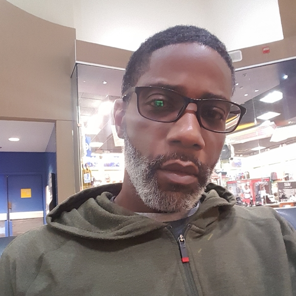 Meet your Posher, Dominique - Picture 2 of 2